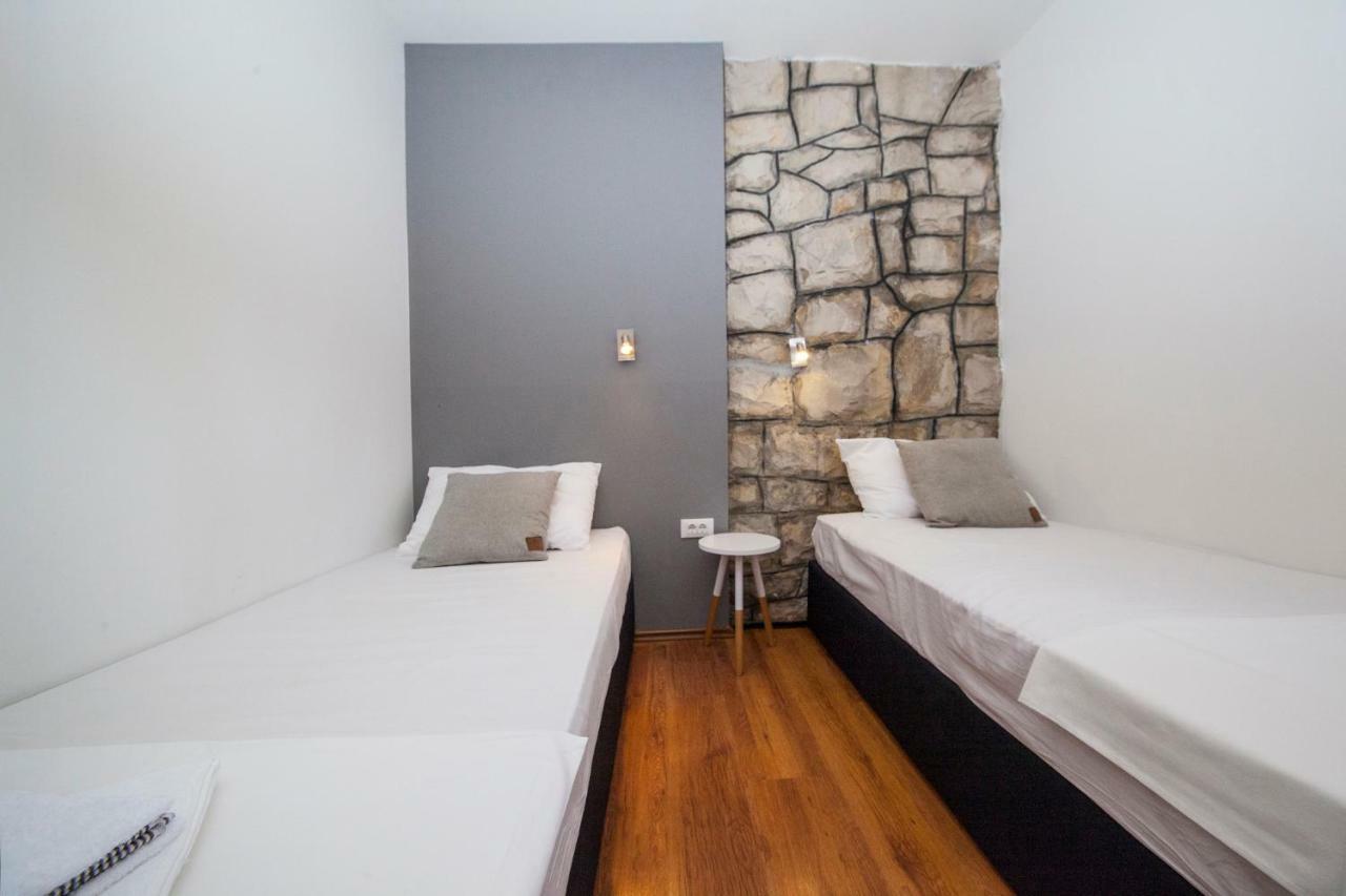 Apartments And Mobile Homes Makarska Bilik gambar